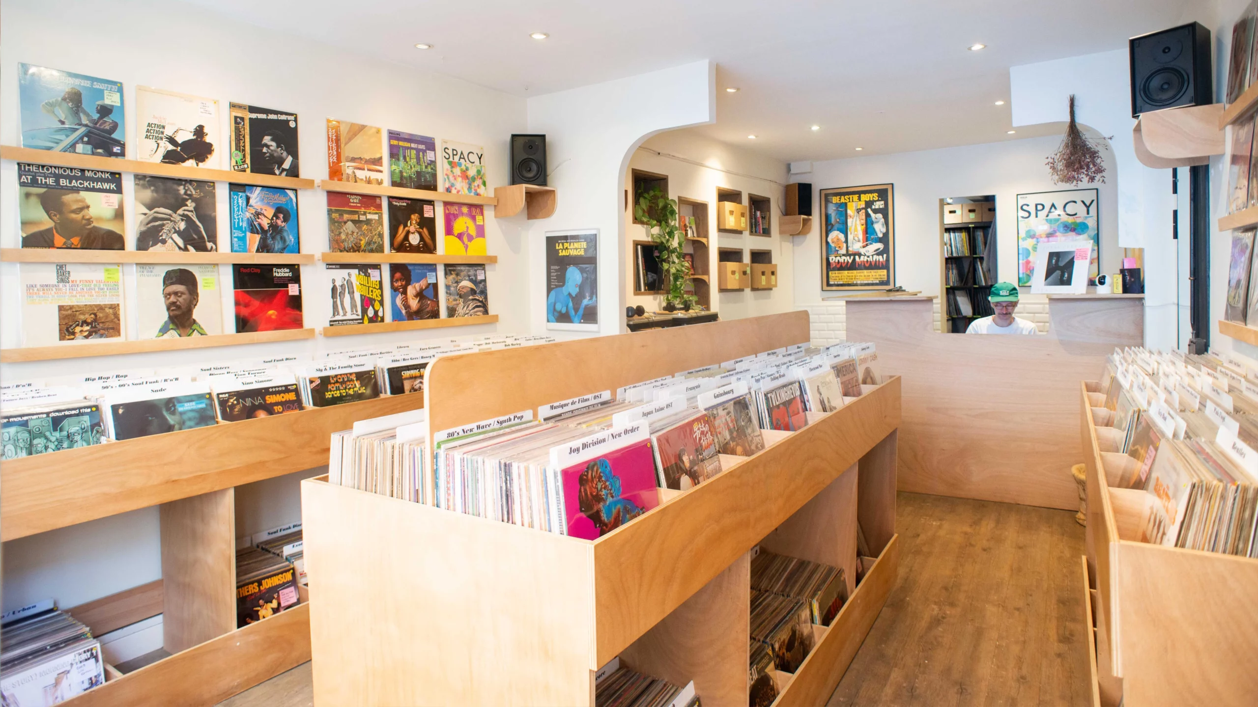 intérieur de boutique de disques à Paris